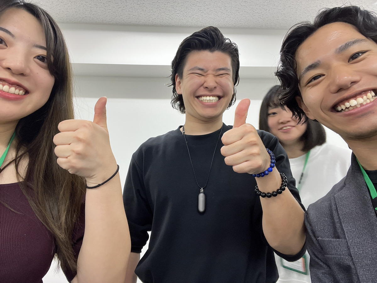 左手に着けてるやつです